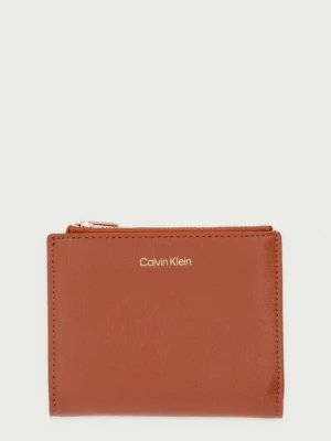 Calvin Klein portfel damski z imitacji skóry brązowy
