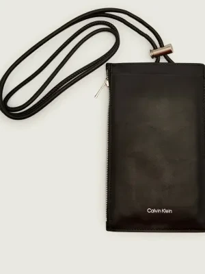 Calvin Klein Skórzana torebka na telefon 8"