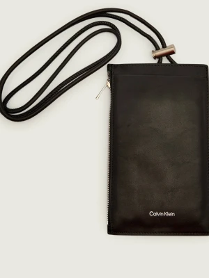 Calvin Klein Skórzana torebka na telefon 8"