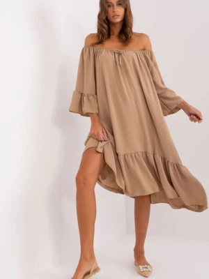 Camelowa sukienka oversize z falbaną Italy Moda