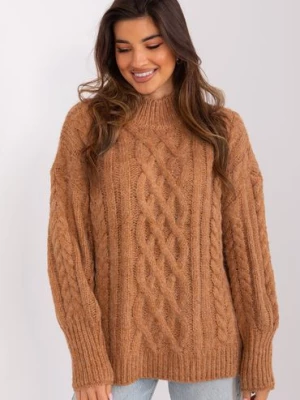 Camelowy sweter z warkoczami i ściągaczami