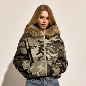 Camo kurtka bomberka z kapturem wykończonym sztucznym futrem House
