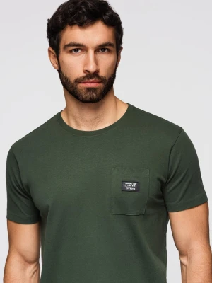 Zdjęcie produktu Casualowy męski t-shirt z naszywką na kieszeni – ciemnooliwkowy V4 Ombre Clothing
