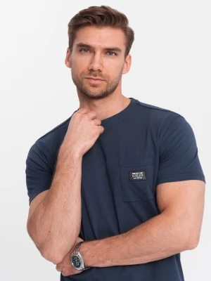 Zdjęcie produktu Casualowy t-shirt męski z naszywką na kieszeni – granatowy V10 - Rozmiar: XL Ombre Clothing