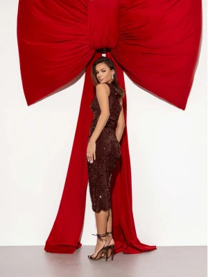 Cekinowa sukienka midi na jedno ramię SERENI - czekoladowa  magmac 