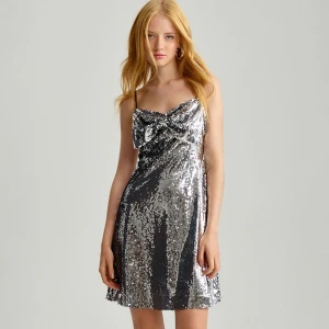 Cekinowa sukienka mini na ramiączkach srebrna House
