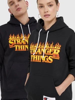 Zdjęcie produktu Champion bluza xStranger Things kolor czarny z kapturem z nadrukiem