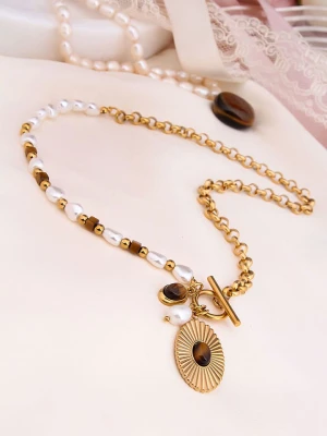 Charlize Pozłacany naszyjnik z tygrysim okiem i perłami - dł. 50 cm rozmiar: onesize