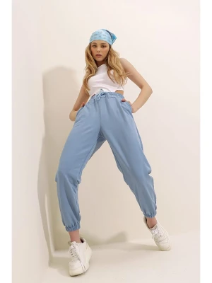 Chezalou Spodnie dresowe w kolorze błękitnym rozmiar: L