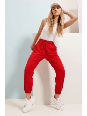 Chezalou Spodnie dresowe w kolorze czerwonym rozmiar: M