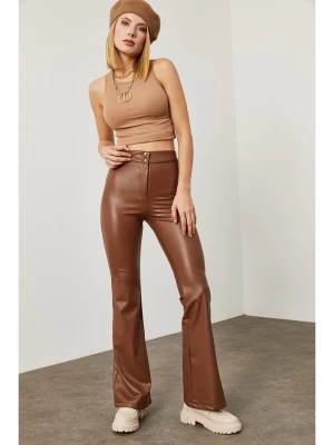 Chezalou Spodnie w kolorze brązowym rozmiar: 36
