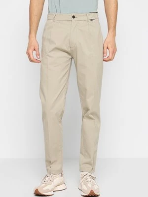 Chinosy Calvin Klein