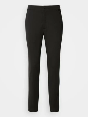 Chinosy Calvin Klein