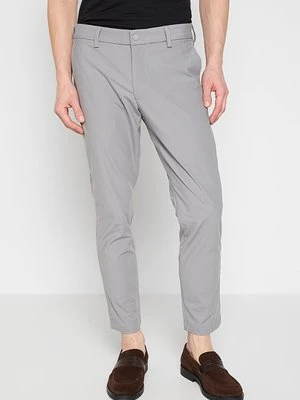 Chinosy Dockers jasnoszary