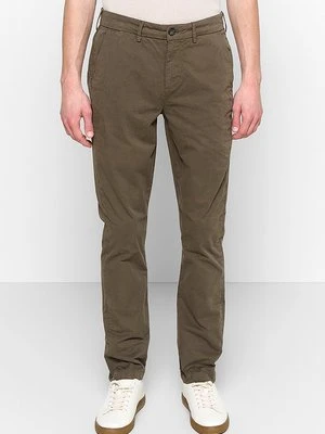 Chinosy Lyle & Scott