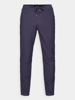 Chinosy Lyle & Scott