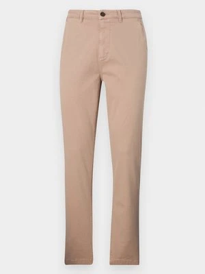 Chinosy Lyle & Scott