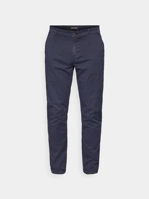 Chinosy Lyle & Scott