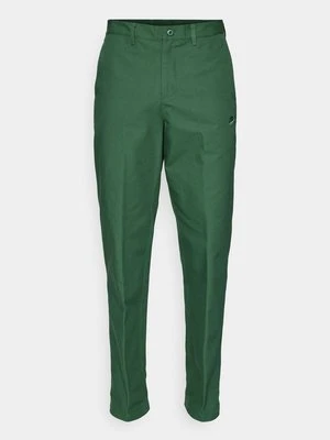 Chinosy Nike Sportswear