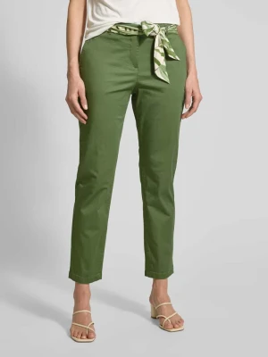 Chinosy o kroju slim fit z wiązanym paskiem Christian Berg Ciemnozielony