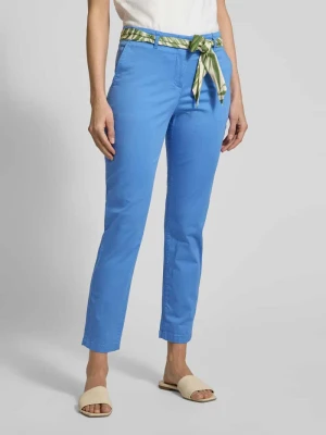 Chinosy o kroju slim fit z wiązanym paskiem Christian Berg Woman