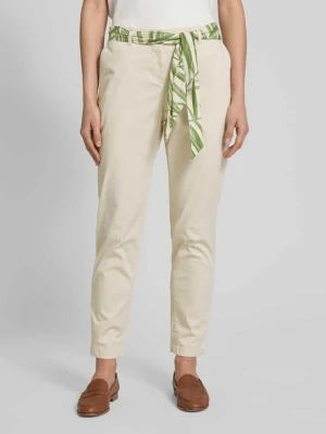 Chinosy o kroju slim fit z wiązanym paskiem Christian Berg Woman