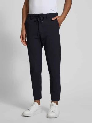 Chinosy o kroju tapered fit z fakturowanym wzorem Boss Orange