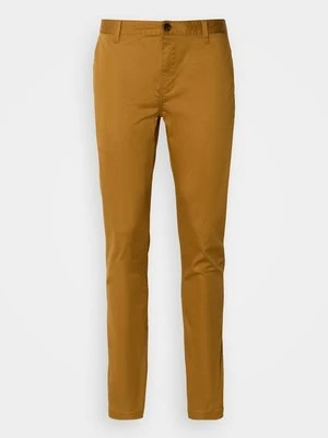 Chinosy Scotch & Soda