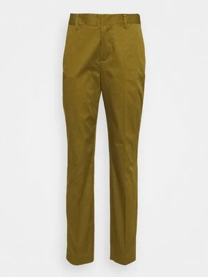 Chinosy Scotch & Soda
