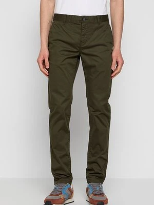 Chinosy Scotch & Soda