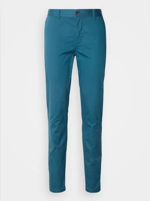 Chinosy Scotch & Soda