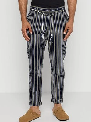 Chinosy Scotch & Soda