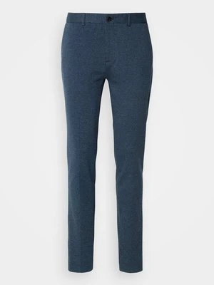 Chinosy Scotch & Soda