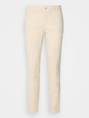 Chinosy Scotch & Soda