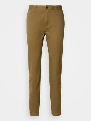 Chinosy Scotch & Soda