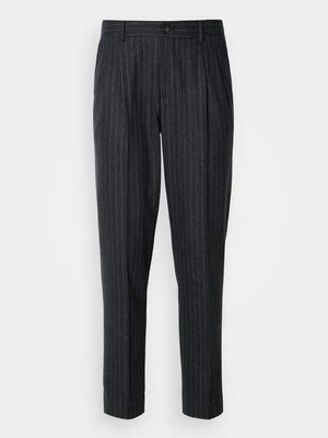 Chinosy Scotch & Soda