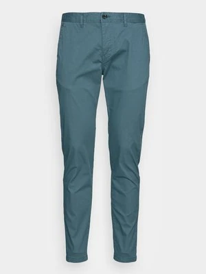 Chinosy Scotch & Soda