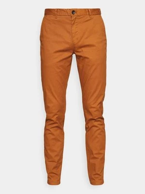 Chinosy Scotch & Soda