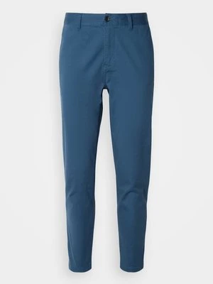 Chinosy Scotch & Soda