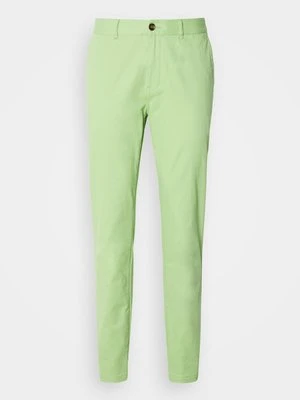 Chinosy Scotch & Soda