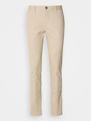 Chinosy Scotch & Soda