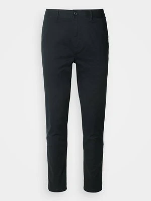 Chinosy Scotch & Soda