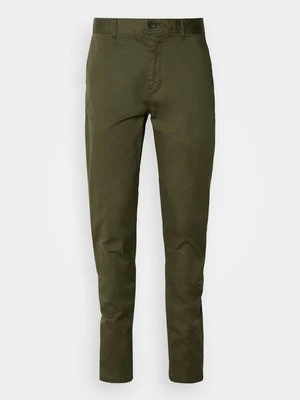 Chinosy Scotch & Soda