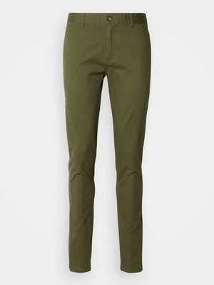 Chinosy Scotch & Soda