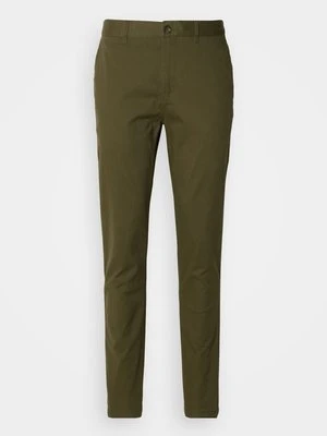 Chinosy Scotch & Soda