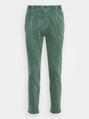 Chinosy Scotch & Soda