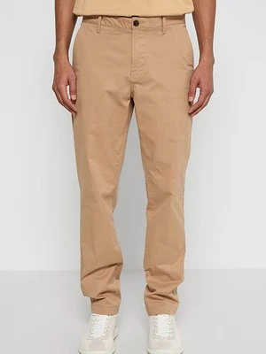 Chinosy Scotch & Soda