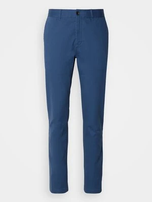 Chinosy Scotch & Soda