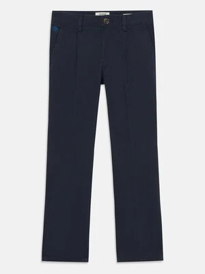 Chinosy Scotch & Soda