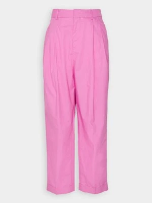 Chinosy Scotch & Soda